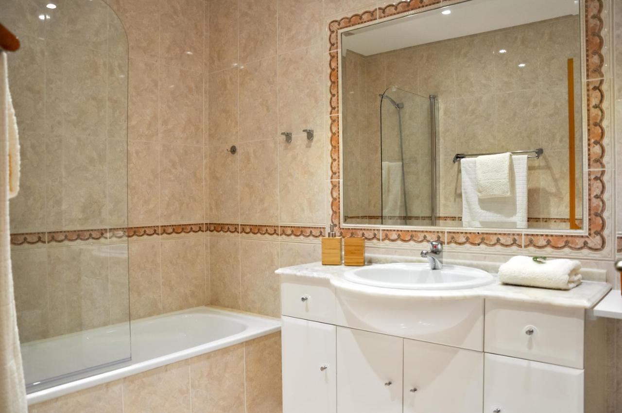 Lovelystay - 2Br Modern, Pool Access, Close To Marina & Beach Quarteira Kültér fotó